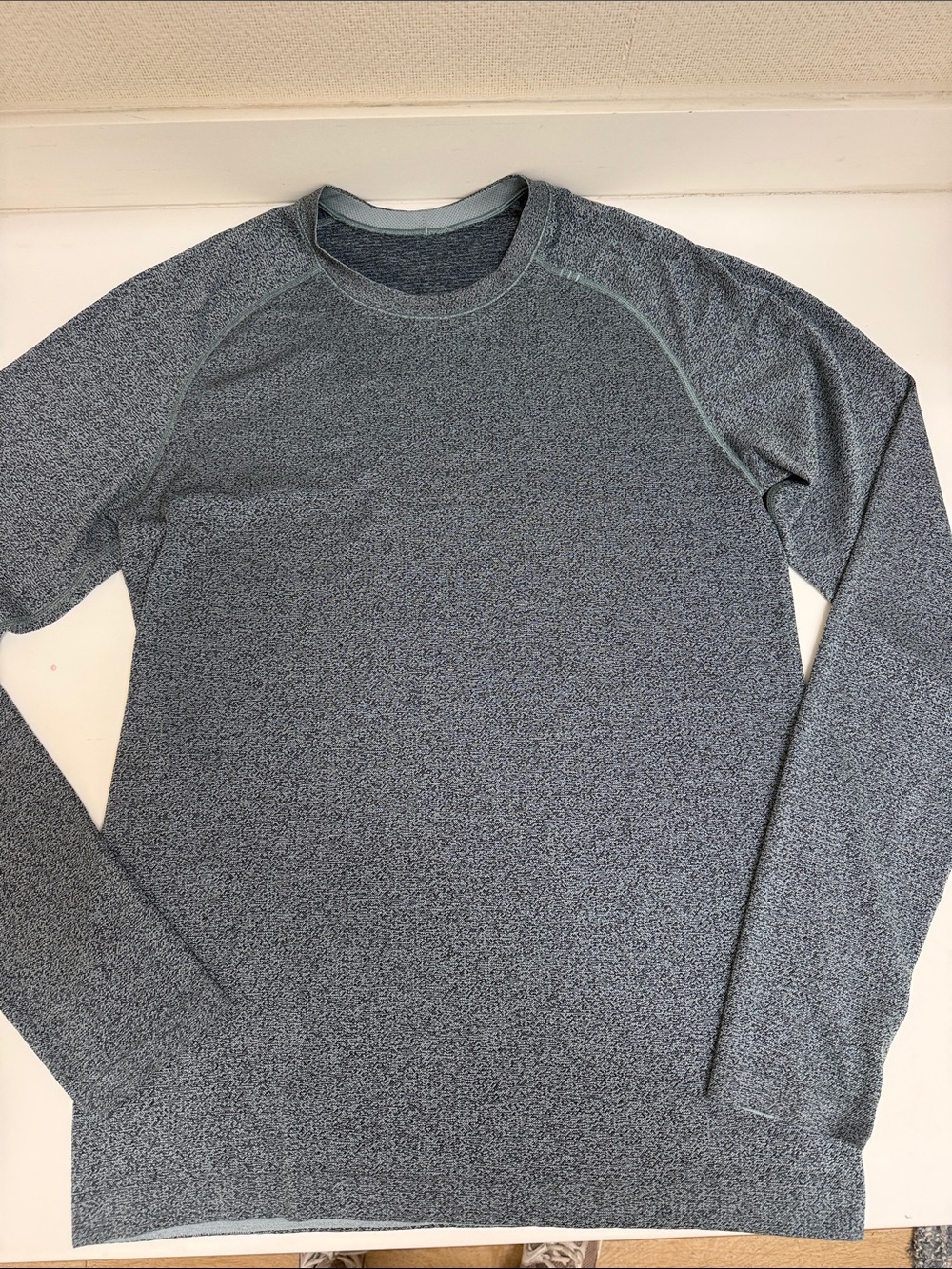 lululemon athletica Men's Long Sleeve Heathered Charcoal Performance Tee